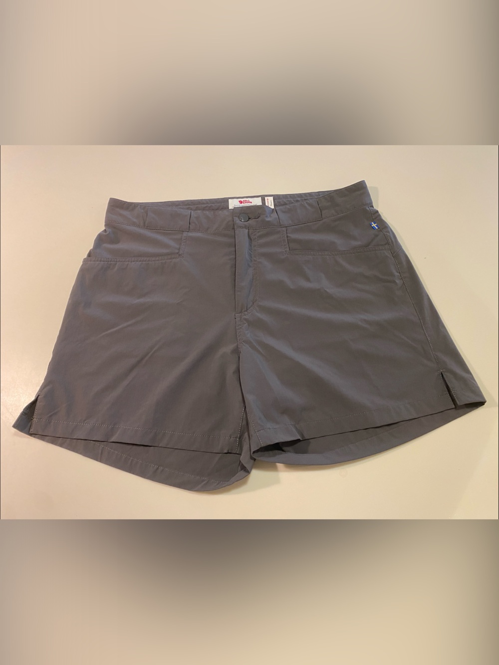 Fjallraven High Coast lite shorts W. 32-33”
Stone Grey.